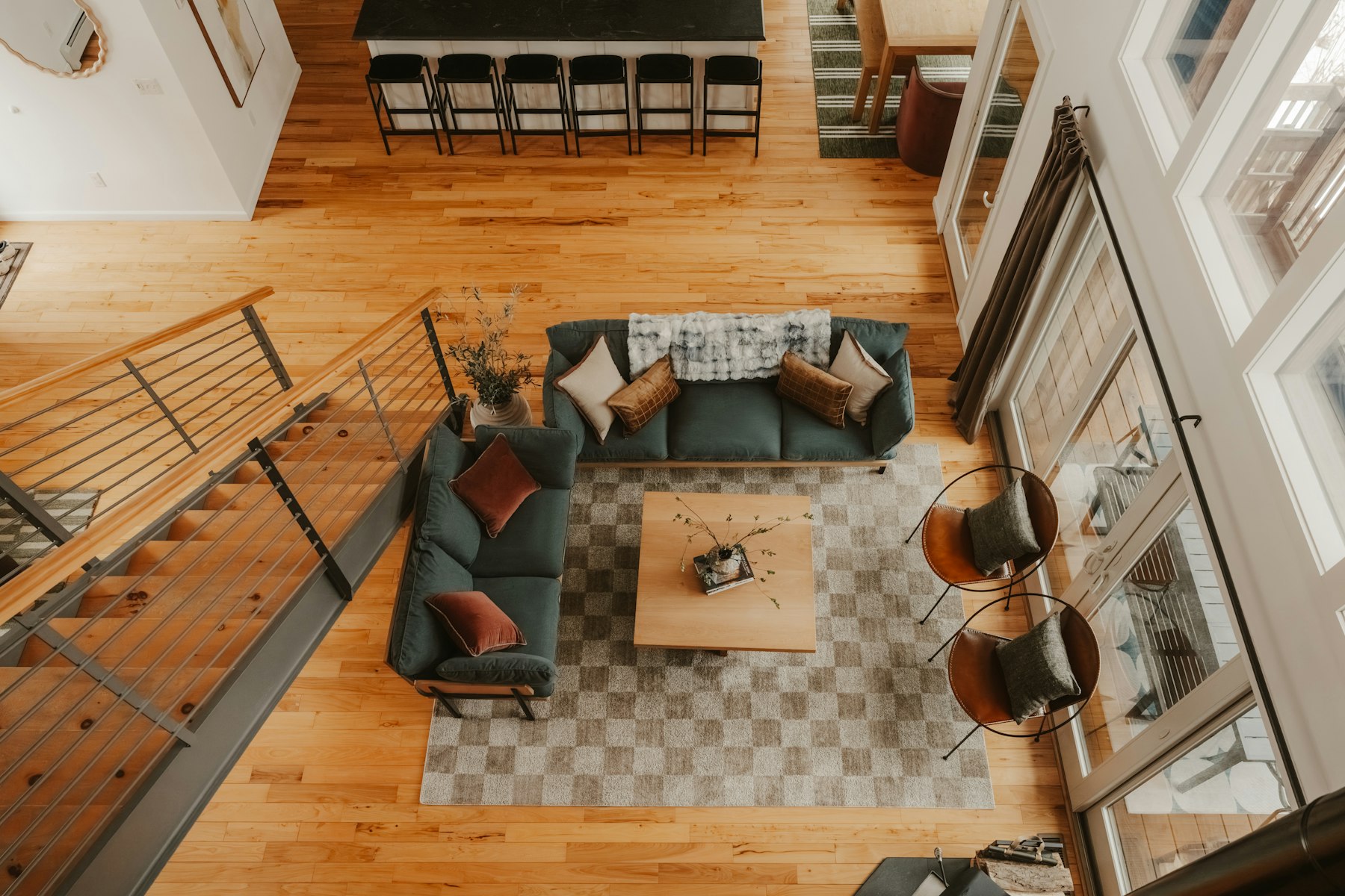 Ahşap zeminli modern loft oturma alanı